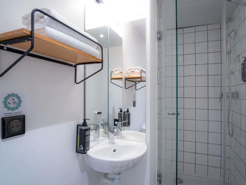 Habitación Doble Estándar - 2 camas del hotel Ibis Styles Paris Gare De L'est Magenta. Foto 9
