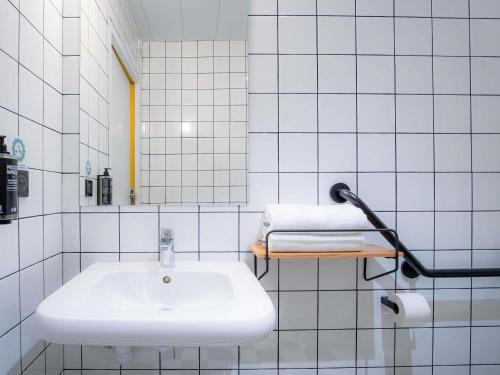 Habitación Doble Estándar - 2 camas del hotel Ibis Styles Paris Gare De L'est Magenta. Foto 11