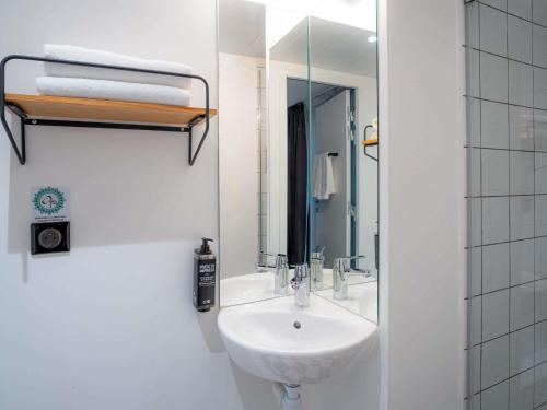 Habitación Doble Estándar - 2 camas del hotel Ibis Styles Paris Gare De L'est Magenta. Foto 13