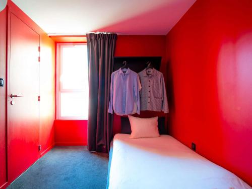 Habitación Estándar con cama doble y sofá cama del hotel Ibis Styles Paris Gare De L'est Magenta. Foto 12