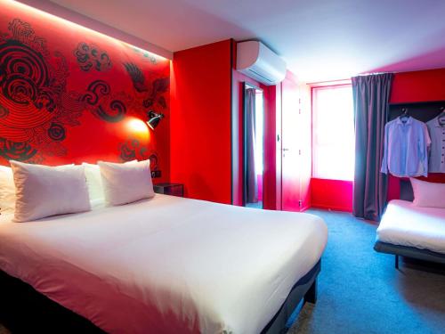 Habitación Estándar con cama doble y sofá cama del hotel Ibis Styles Paris Gare De L'est Magenta. Foto 13