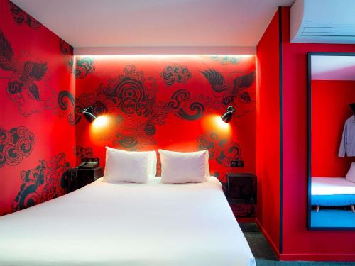 Habitación Estándar con cama doble y sofá cama del hotel Ibis Styles Paris Gare De L'est Magenta. Foto 15