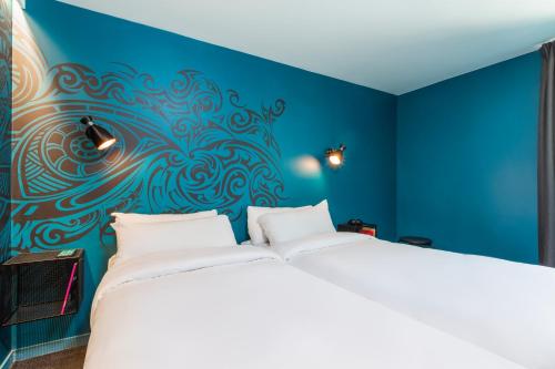 Habitación Doble Estándar - 2 camas del hotel Ibis Styles Paris Gare De L'est Magenta. Foto 1