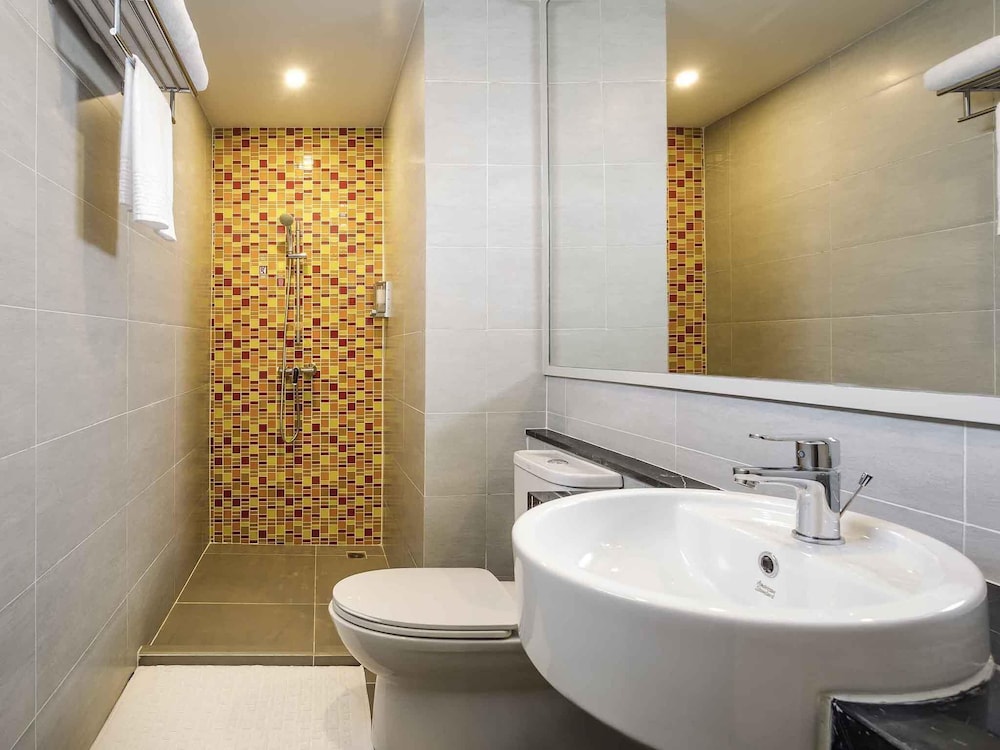 Suite 1 Cama King + Sofá Supletorio del hotel Ibis Styles Bangkok Sukhumvit 50. Foto 6