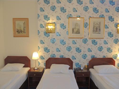 Habitación Triple del hotel Dolphin. Foto 6