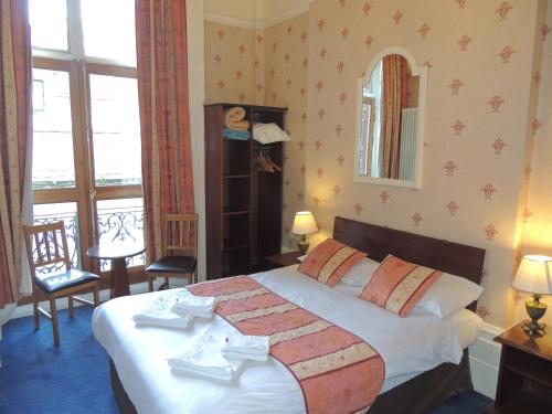 Habitación Triple del hotel Dolphin. Foto 7