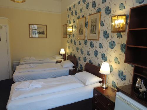 Habitación Triple del hotel Dolphin. Foto 10