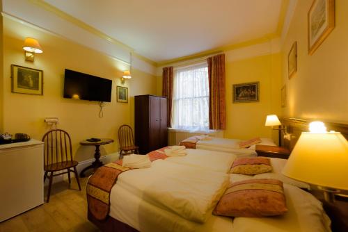 Habitación Triple del hotel Dolphin. Foto 11