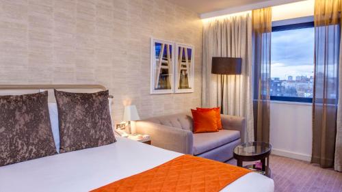Habitación Premium con cama grande y sofá cama del hotel CROWNE PLAZA - LONDON KINGS CROSS