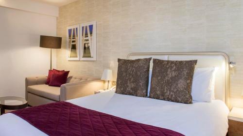 Habitación Premium con cama grande y sofá cama del hotel CROWNE PLAZA - LONDON KINGS CROSS