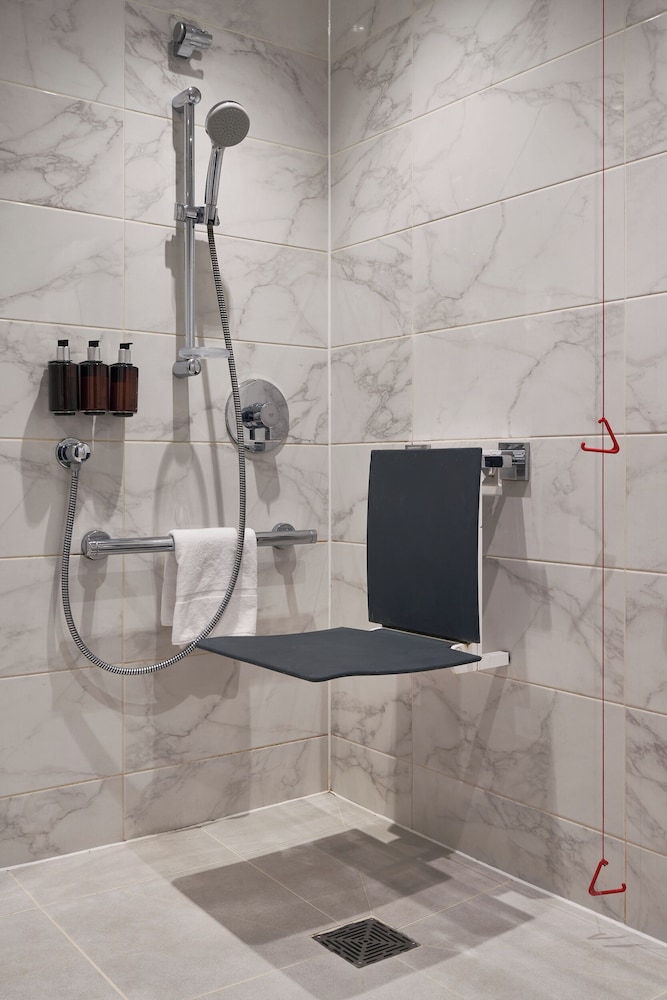 Habitación clásica doble, accesible en silla de ruedas del hotel The Cumberland. Foto 4