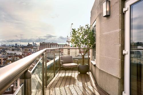 Suite de 1 dormitorio con terraza - Vista a la ciudad del hotel Radisson Blu , London Bond Street. Foto 1