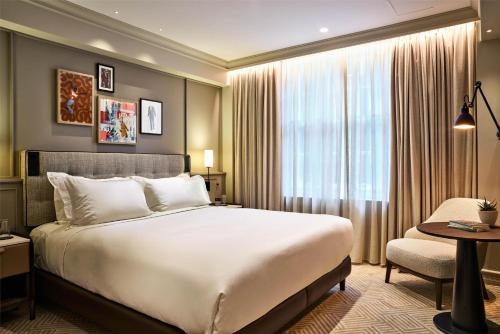 Habitación Superior con cama extragrande del hotel Radisson Blu , London Bond Street. Foto 1