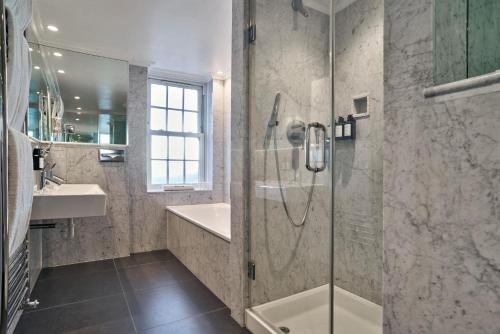 One Bedroom Suite with Terrace - City View del hotel Radisson Blu , London Bond Street. Foto 6