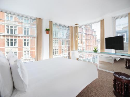 Habitación Superior con cama queen del hotel St Martins Lane London