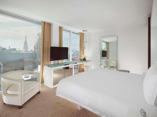 Estudio con cama extragrande del hotel St Martins Lane London. Foto 1