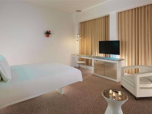 Estudio con cama extragrande del hotel St Martins Lane London. Foto 2