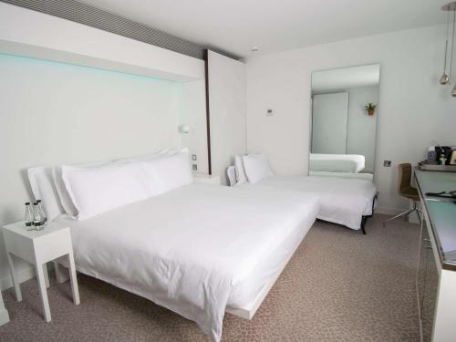 Habitación Deluxe con cama extragrande del hotel St Martins Lane London. Foto 1