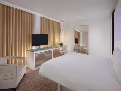 Habitación Deluxe con cama extragrande del hotel St Martins Lane London. Foto 2