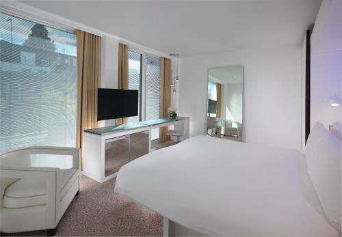 Habitación Deluxe con cama extragrande del hotel St Martins Lane London. Foto 4