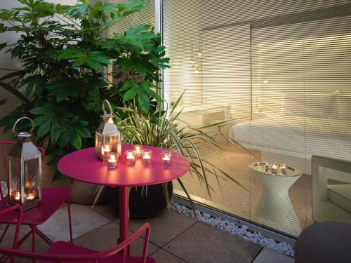 Habitación Deluxe con vistas al jardín del hotel St Martins Lane London. Foto 1