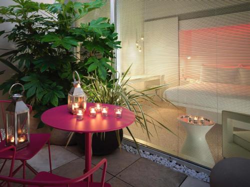 Habitación Deluxe con vistas al jardín del hotel St Martins Lane London. Foto 5