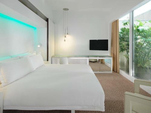 Habitación Deluxe con vistas al jardín del hotel St Martins Lane London. Foto 7