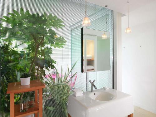 Habitación Deluxe con vistas al jardín del hotel St Martins Lane London. Foto 8