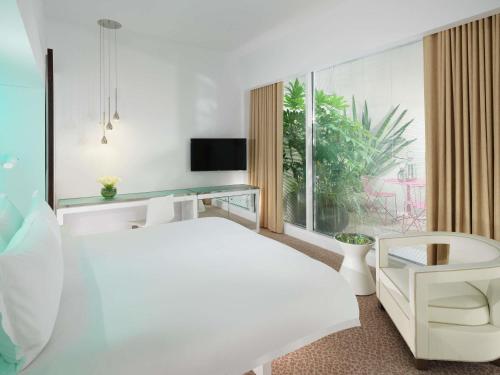 Habitación Deluxe con vistas al jardín del hotel St Martins Lane London. Foto 1