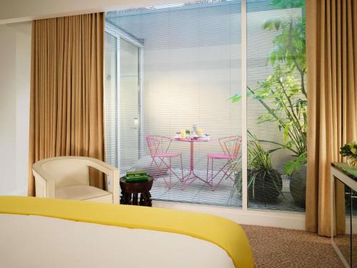 Habitación Deluxe con vistas al jardín del hotel St Martins Lane London. Foto 2