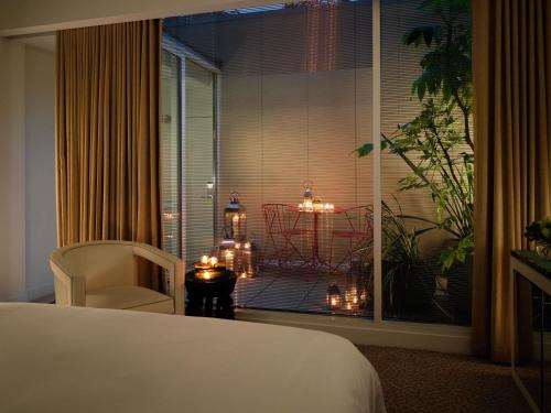 Habitación Deluxe con vistas al jardín del hotel St Martins Lane London. Foto 3