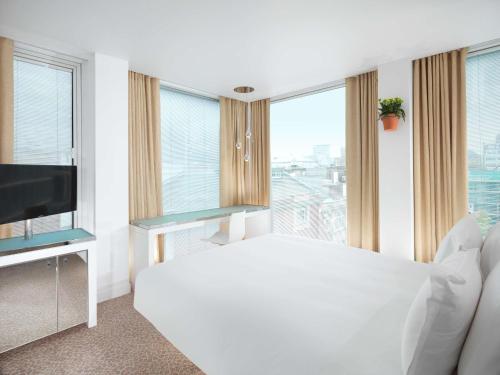 Habitación Superior con cama queen del hotel St Martins Lane London. Foto 1