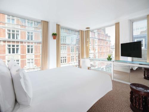 Habitación Superior con cama queen del hotel St Martins Lane London. Foto 2