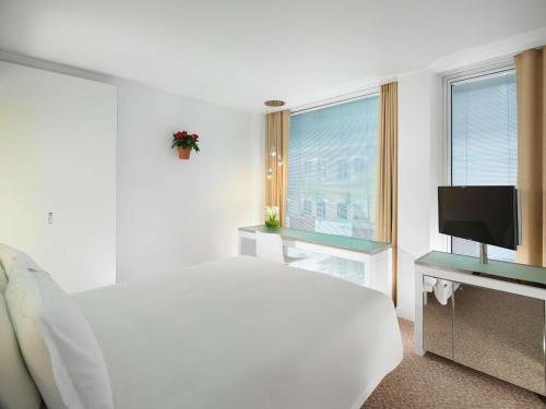 Habitación Estándar adaptada para personas con movilidad reducida del hotel St Martins Lane London. Foto 1