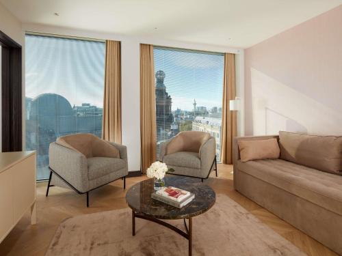 Suite de 1 dormitorio con vistas a la ciudad del hotel St Martins Lane London