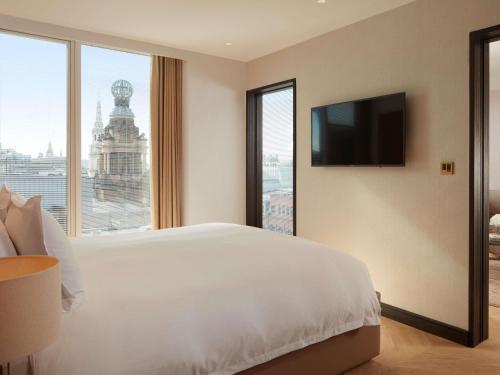 Suite de 1 dormitorio con vistas a la ciudad del hotel St Martins Lane London. Foto 1