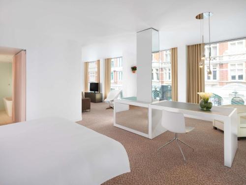 Suite en esquina con cama extragrande del hotel St Martins Lane London