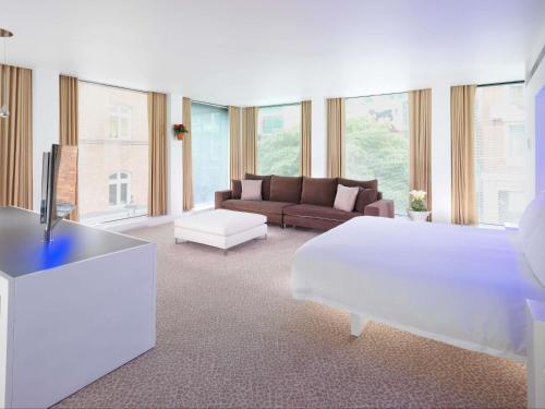 Suite en esquina con cama extragrande del hotel St Martins Lane London. Foto 1