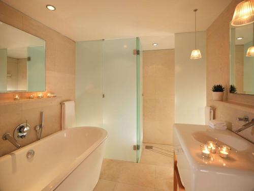 Suite en esquina con cama extragrande del hotel St Martins Lane London. Foto 2
