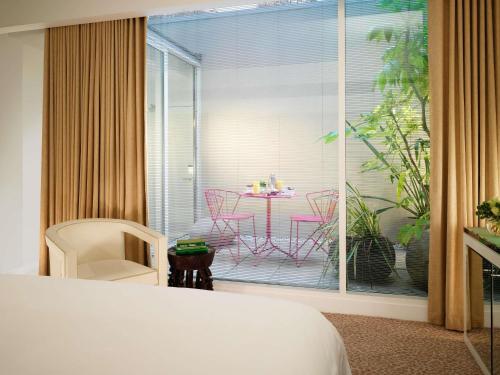 Habitación Deluxe con vistas al jardín del hotel St Martins Lane London. Foto 7