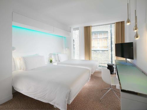 Habitación Doble Superior del hotel St Martins Lane London. Foto 2