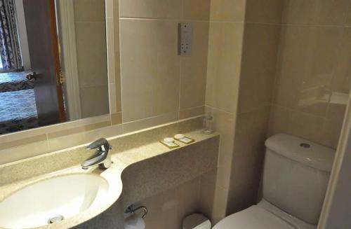 Habitación Doble con baño - 2 camas del hotel Olympic House. Foto 1