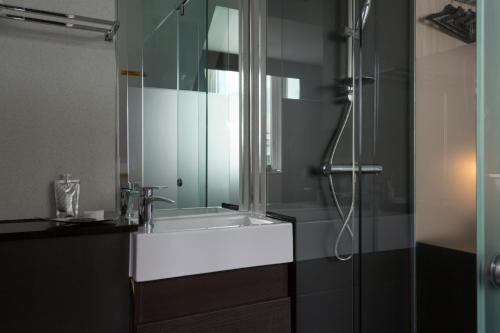 Habitación con cama grande del hotel The Z Victoria. Foto 3