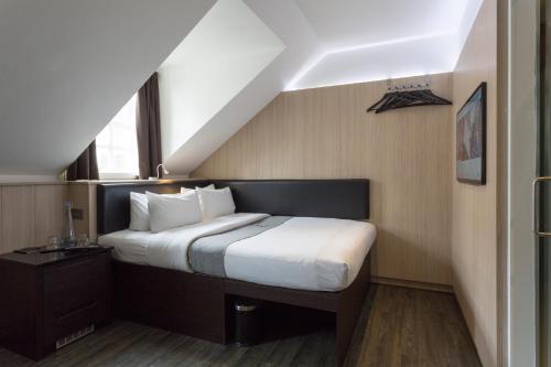 Habitación adaptada para personas con movilidad reducida - Cama grande del hotel The Z Victoria. Foto 3