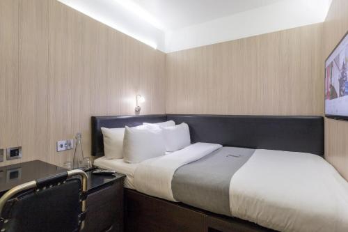 Habitación sin ventana - 1 cama grande del hotel The Z Victoria. Foto 1