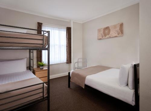 Habitación Cuádruple Superior con litera y cama doble del hotel Lords