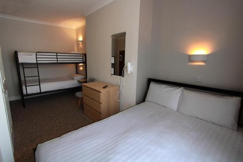 Habitación Cuádruple Superior con litera y cama doble del hotel Lords. Foto 2