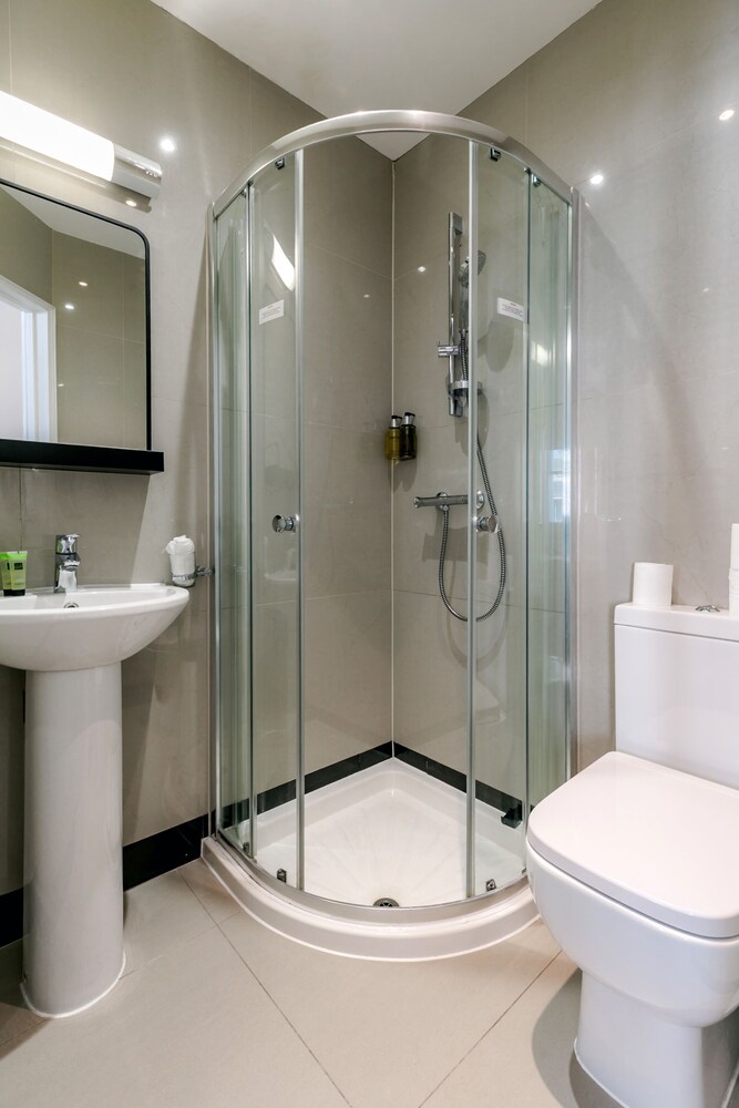 Habitación estándar con 2 camas individuales, baño privado del hotel Mina House. Foto 5