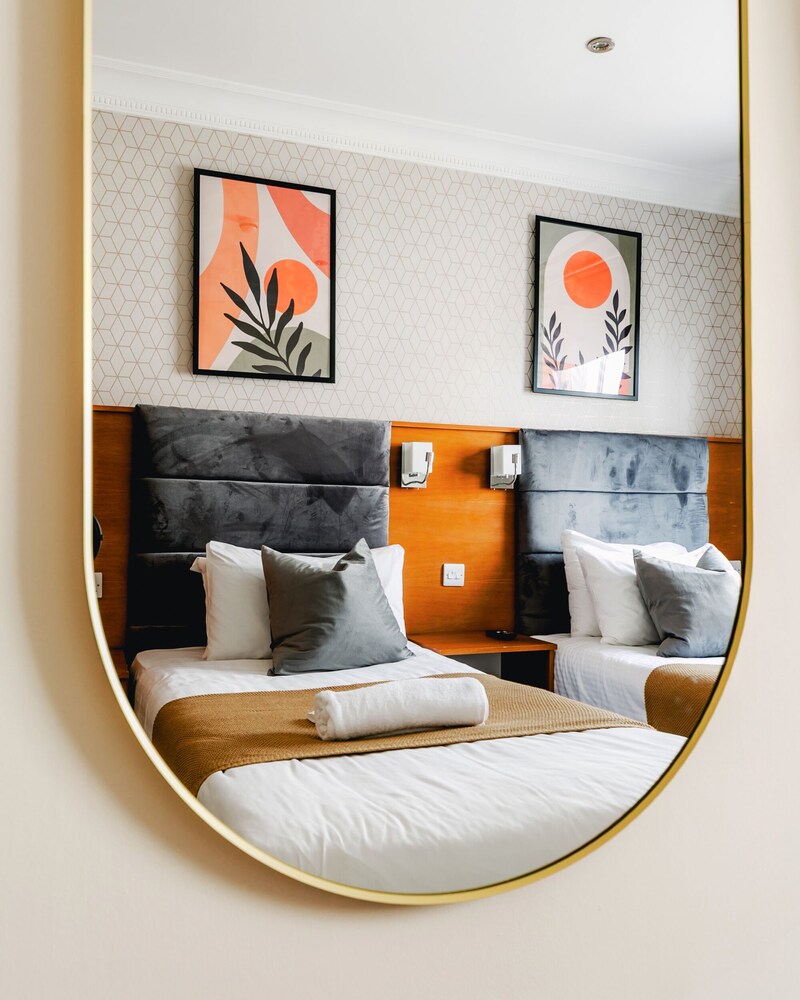Habitación estándar con 2 camas individuales, baño privado del hotel Mina House. Foto 6