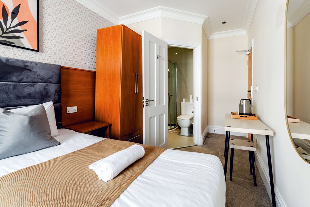 Habitación estándar con 2 camas individuales, baño privado del hotel Mina House. Foto 7
